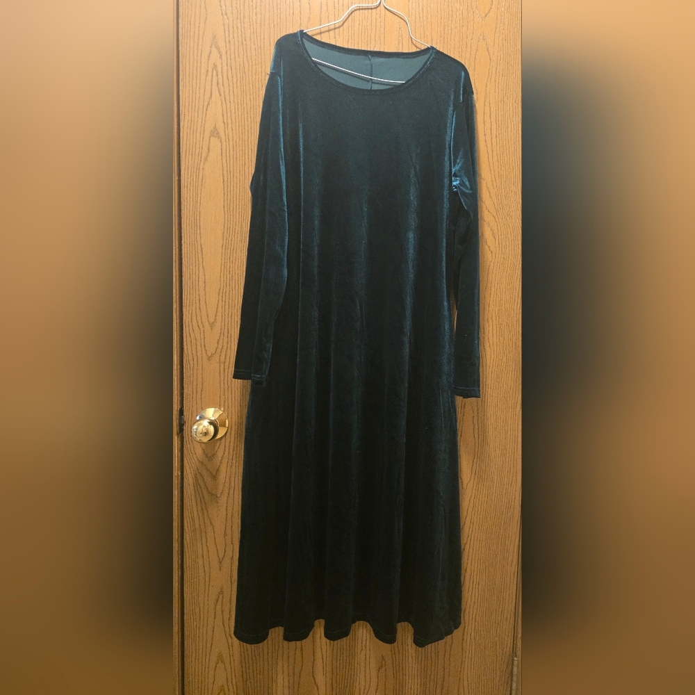 NWOT Women's Elegant Velvet Dress - Green Long Sleeve Fitted Top & Flowy 1x - Picture 4 of 13